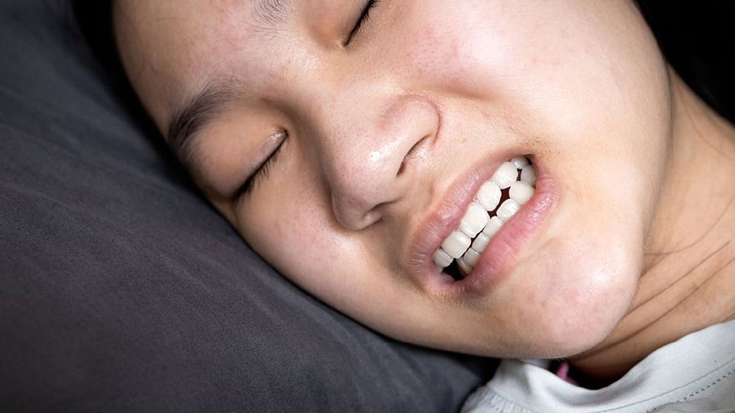 若家人反映夜間有磨牙聲，或自己早上起床時常感到下顎痠痛、牙齒敏感，都應提高警覺，盡早就醫評估。