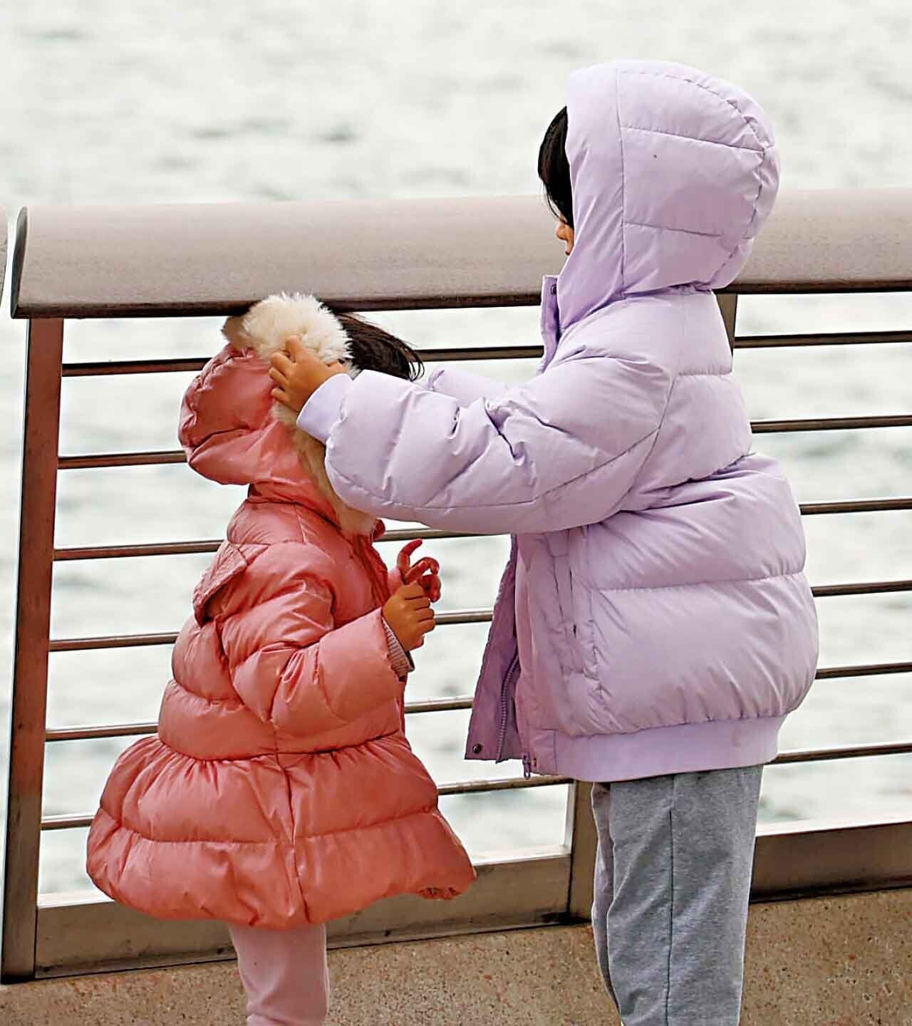 小朋友昨已穿厚衣保暖。(林俊源攝)