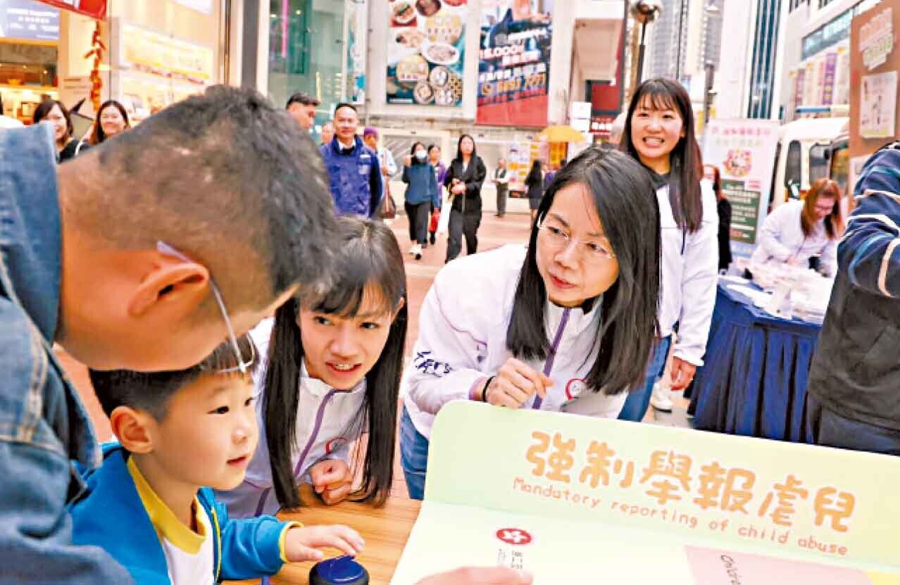 警方及勞福局走訪不同社區宣傳。