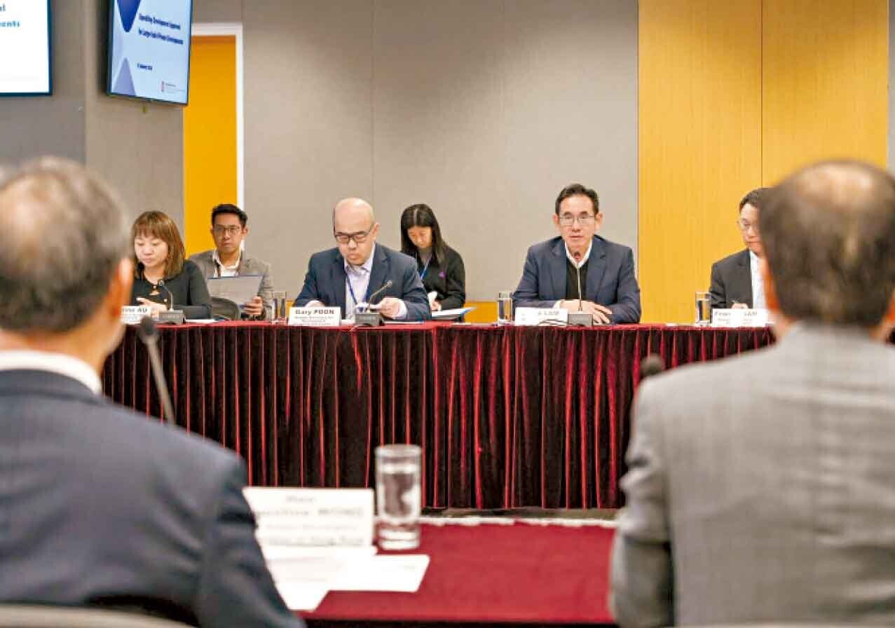 發展局向土地及建設諮詢委員會轄下的精簡發展管制聯合小組委員會介紹有關措施。