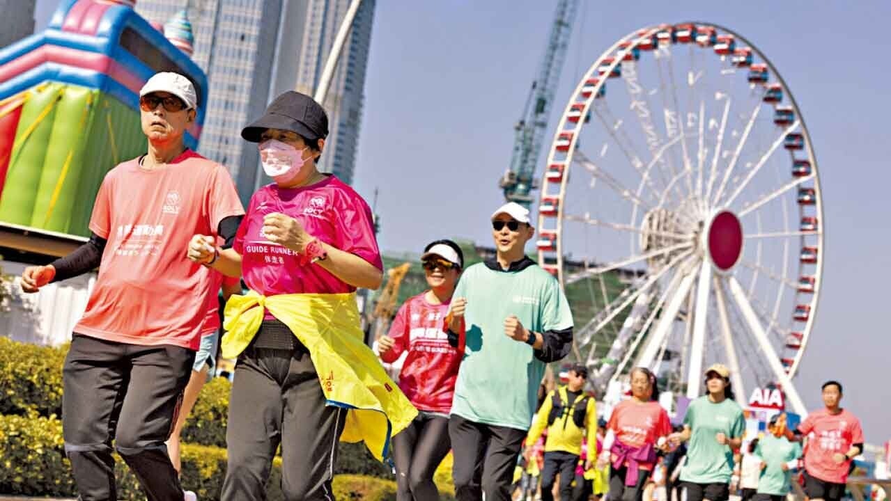 有機構舉辦「領跑初體驗」工作坊，讓健視者體驗當視障跑手領跑員。(蘇文傑攝)