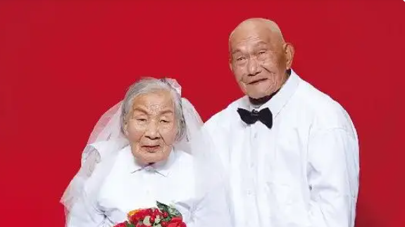 人瑞夫婦結婚75年影全家福紀念　長壽秘訣是不吃保健品不管閒事