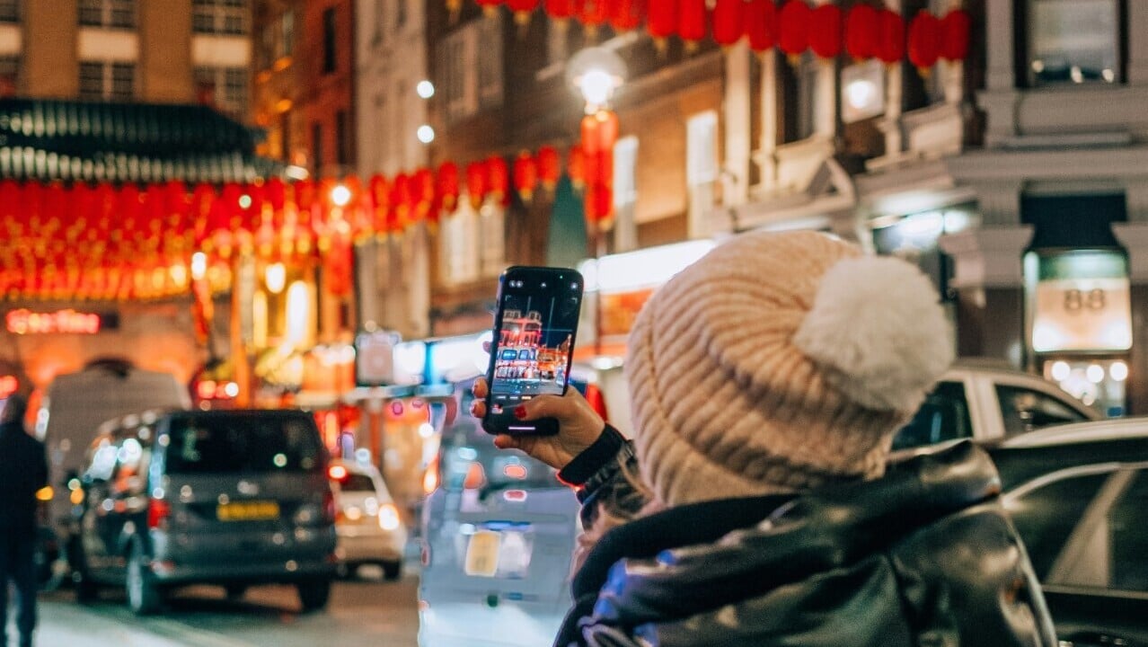 英國擬仿效澳洲禁止未成年使用社交媒體 計劃封殺AI脫衣工具。（示意圖）