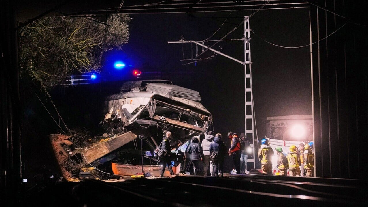 西班牙相隔2日再有火車出軌 暴雨釀擋土牆倒塌最少1死37傷。（美聯社）