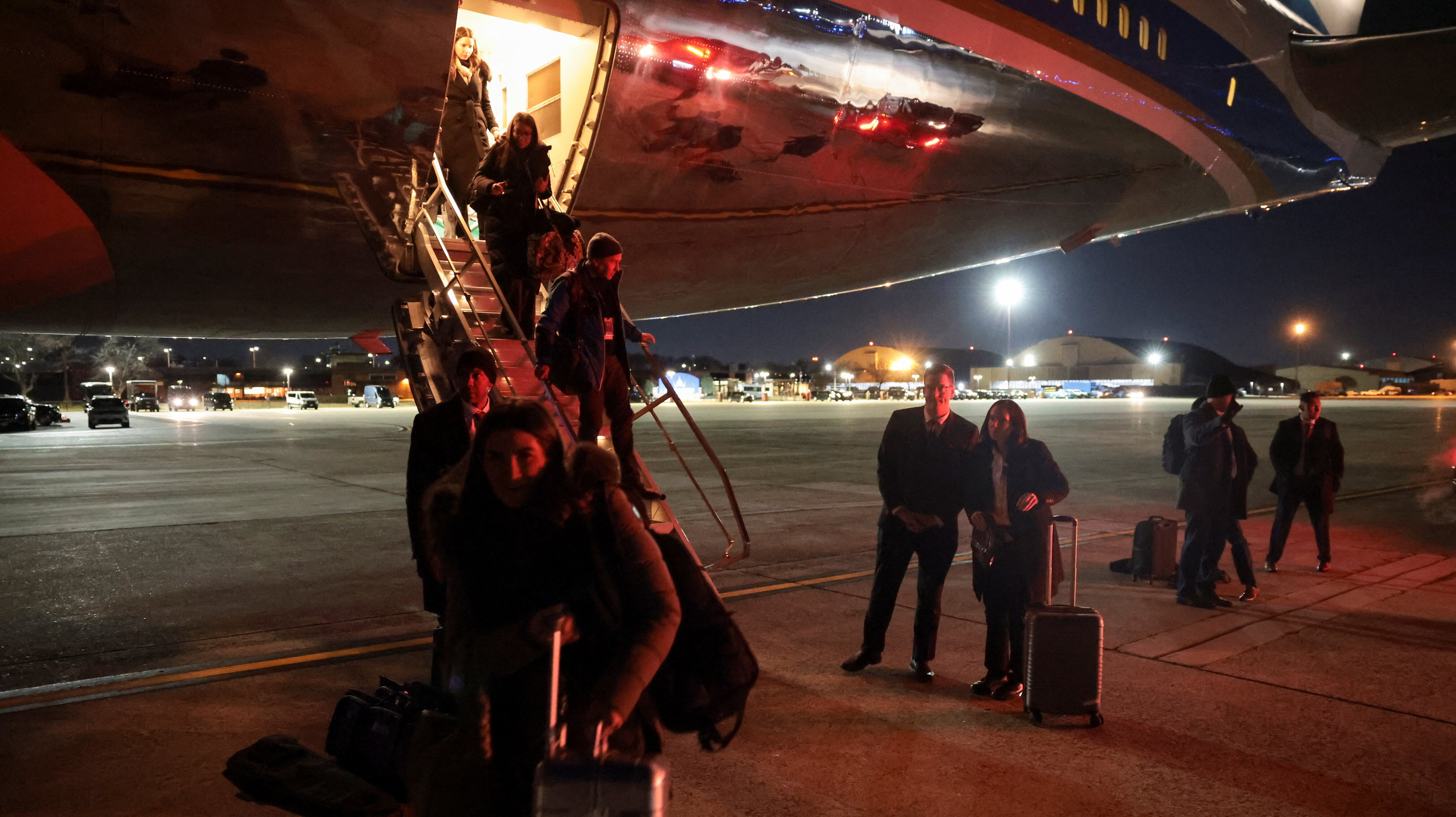 特朗普乘坐另一架飛機繼續前往達沃斯，隨行記者需轉機。（路透社）