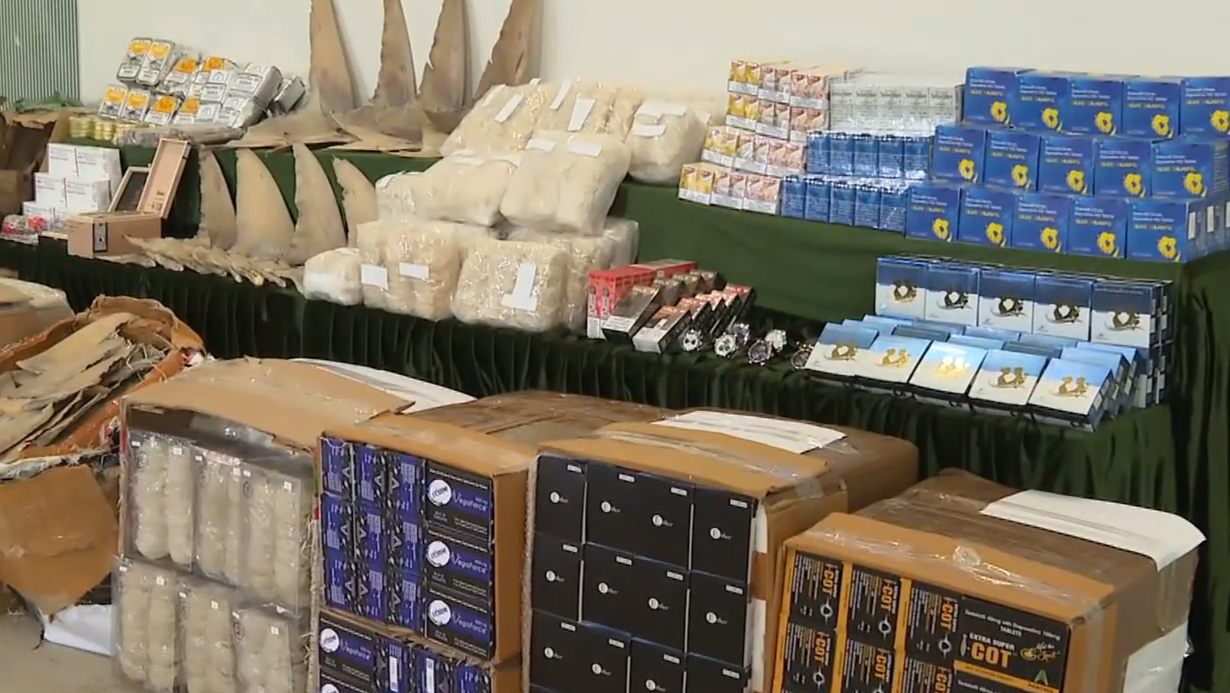 海關截兩艘往澳門內河船，檢2900萬元走私貨包括壯陽藥及魚翅等。(有線新聞截圖)