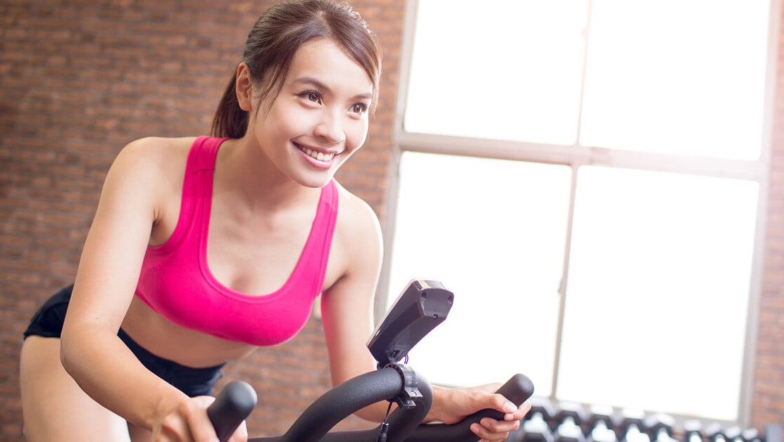 新竹臺大分院趙政漢醫生提醒，缺乏固定運動習慣者進行中重度運動時應循序漸進，若出現異常疼痛、腫脹或茶色尿液，需立即就醫。