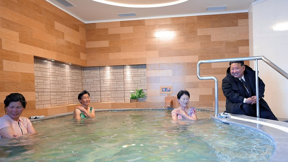 金正恩出席咸鏡北道鏡城郡的「溫堡勞動者休養所」竣工儀式，並視察整修後的設施。(網上圖片)