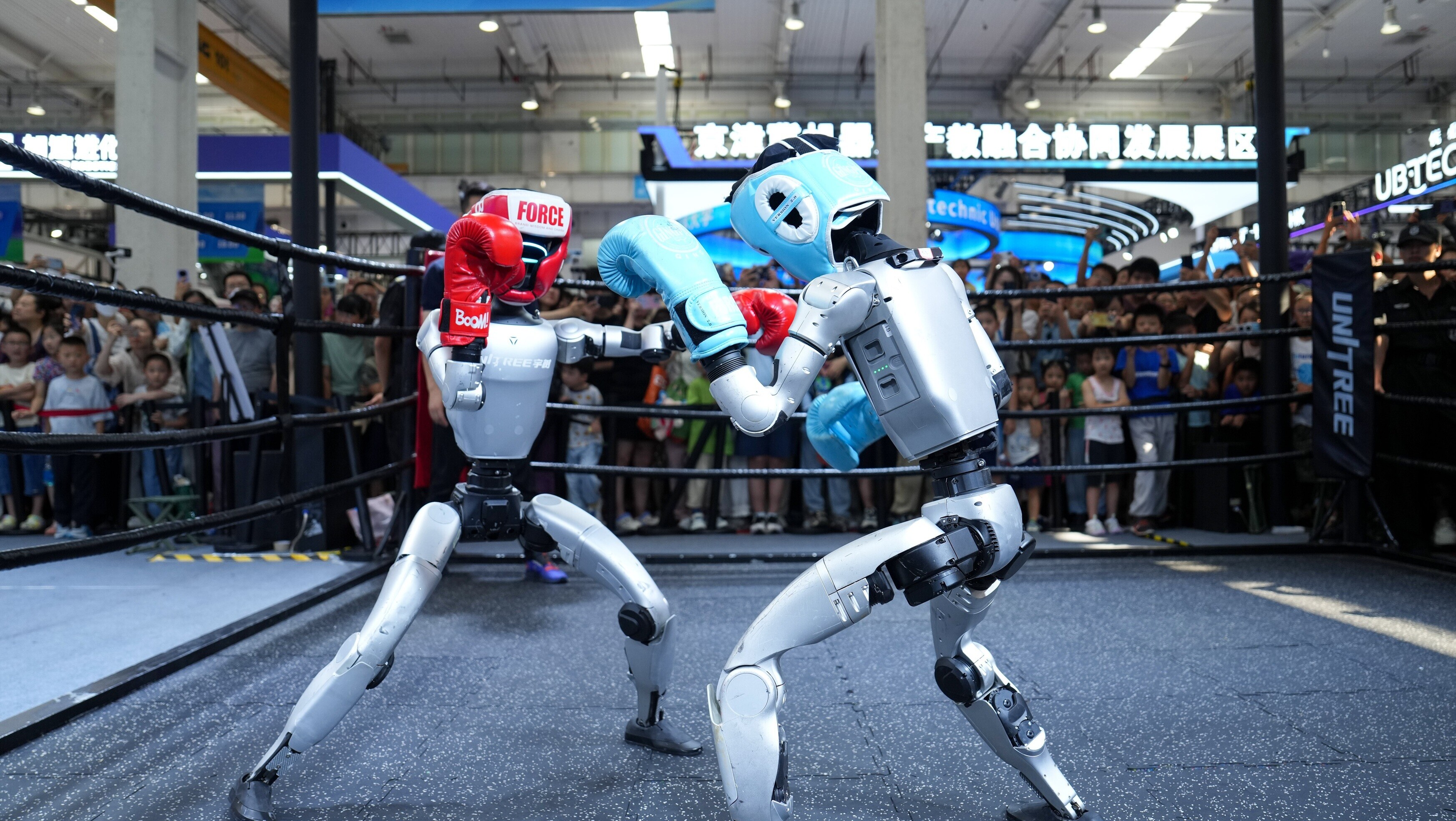 張雲明指未來人形機械人將由舞台及賽場上出現，轉向在家庭及工廠應用。(新華社)