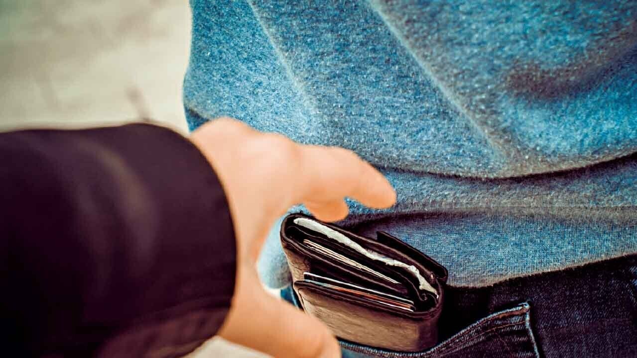 市民在人多擠迫地方，更須謹慎保護財物。