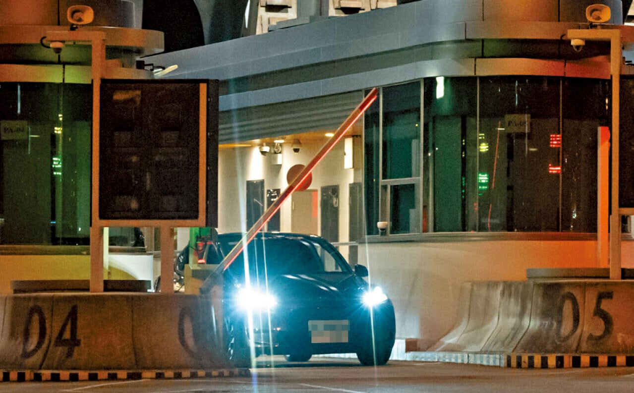 粵車南下，香港政府不對內地車輛側窗的黑玻璃執法，因而掀起社會爭拗。(資料圖片)