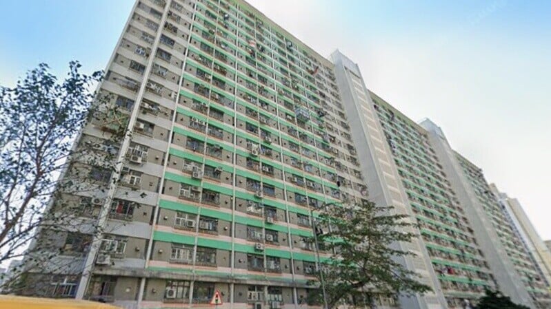 珍惜生命，黃大仙竹園南邨七旬男子飛墮簷篷不治。(Google Map)