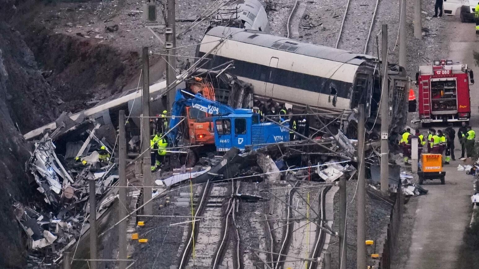 西班牙列車相撞現場慘不忍賭。（圖／美聯社）