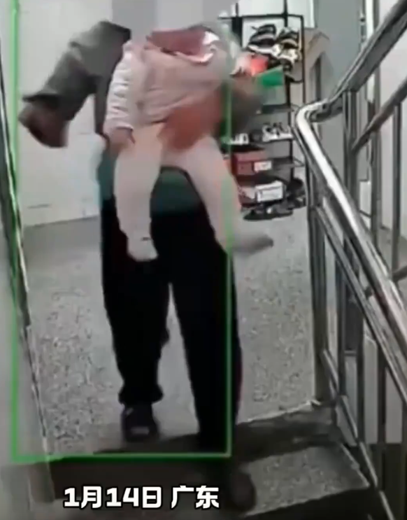 廣州日前有老婦人,分心看手機,導致手中抱著的嬰兒直墮地下。(網上圖片)