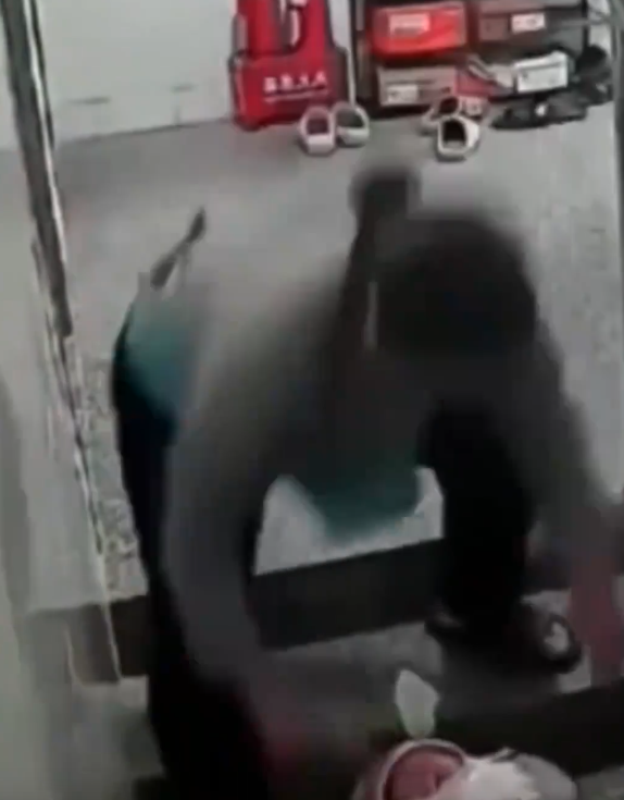 廣州日前有老婦人,分心看手機,導致手中抱著的嬰兒直墮地下。(網上圖片)