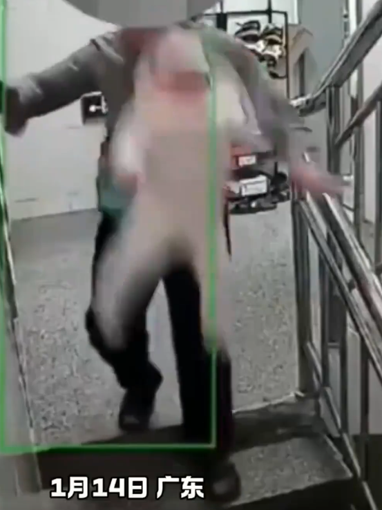 廣州日前有老婦人,分心看手機,導致手中抱著的嬰兒直墮地下。(網上圖片)