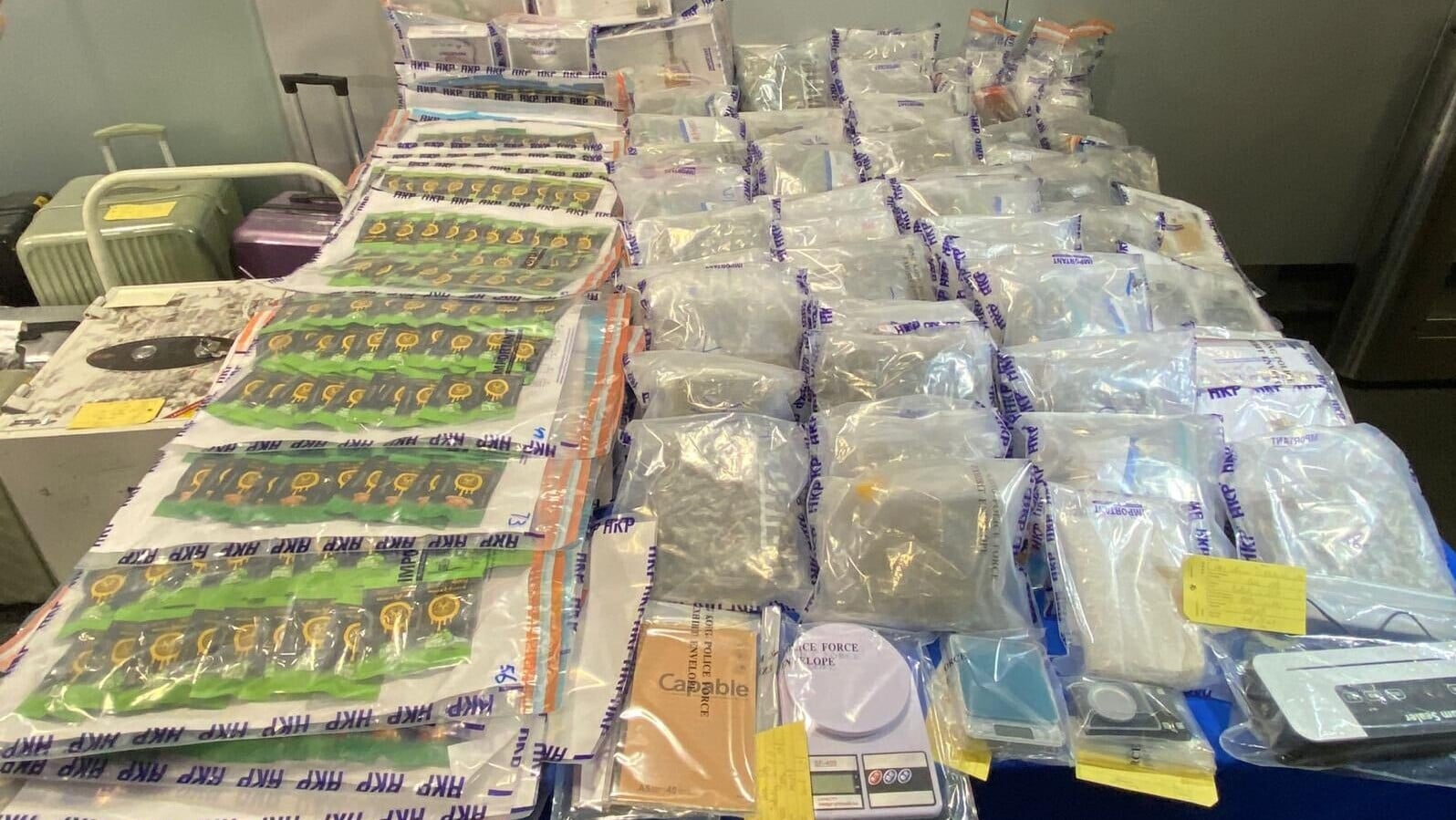 旺角住宅單位闢毒品倉，警拘6男女檢520萬元毒品。