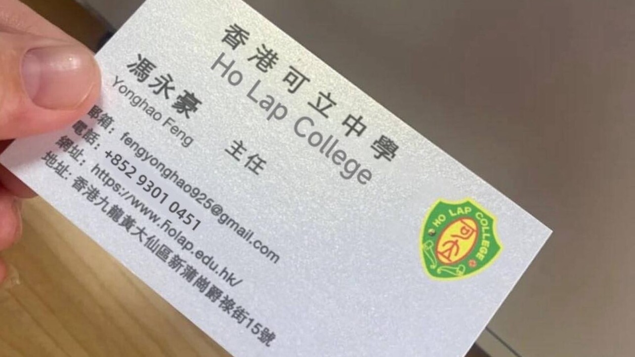 灣仔玩具店「鴻興玩具」接獲自稱為新蒲崗一間中學「香港可立中學」的男職員來電，對方先稱訂購玩具，其後要求店舖協助代訂「佛跳牆」，職員及時向校方查證成功識破騙局，未有造成金錢損失。(鴻興玩具FB)