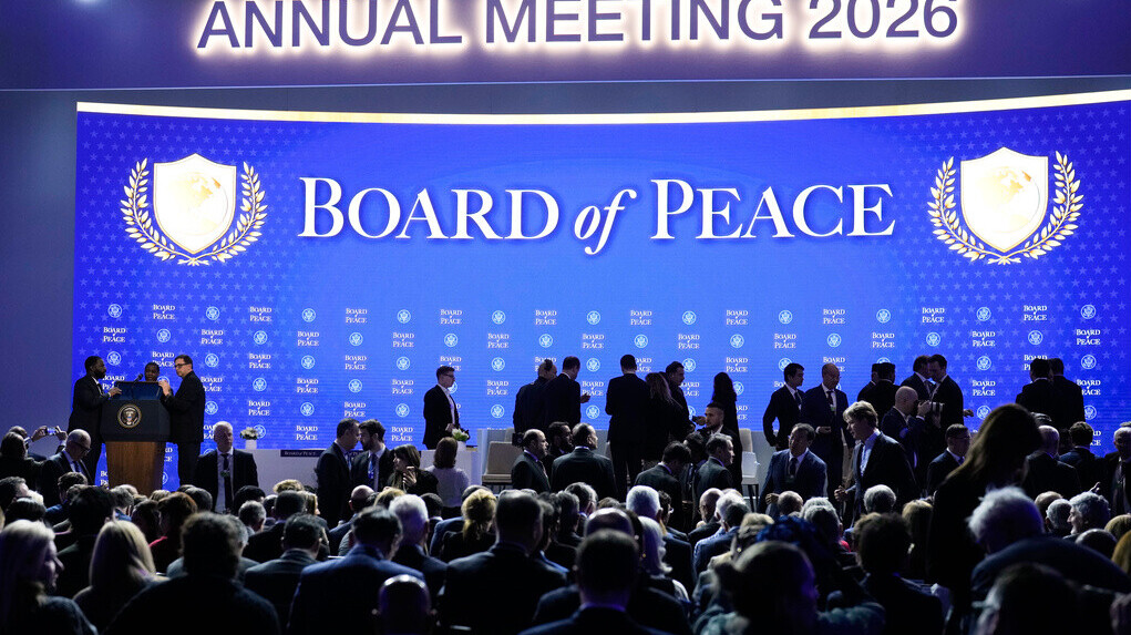 特朗普周四在達沃斯為和平委員會主持簽署儀式。(美聯社)