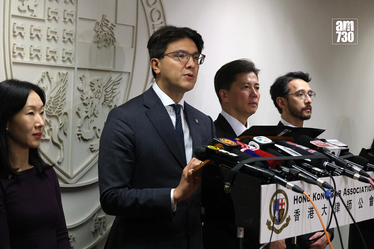 毛樂禮(左)強調，大律師公會會謹守崗位代表有需要的當事人，確保審訊過程公平。(周令知攝)