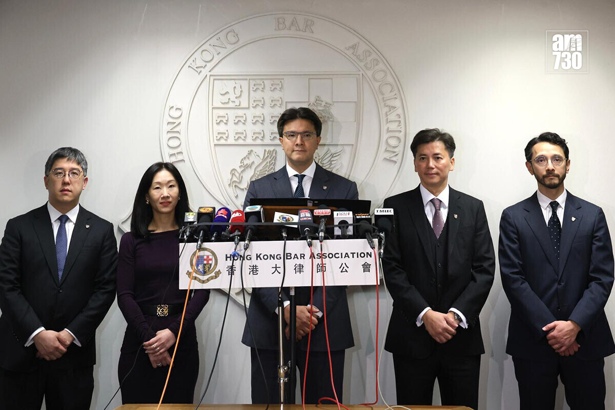 毛樂禮(中)與新一屆執委會的執事，在大會後見傳媒。(周令知攝)