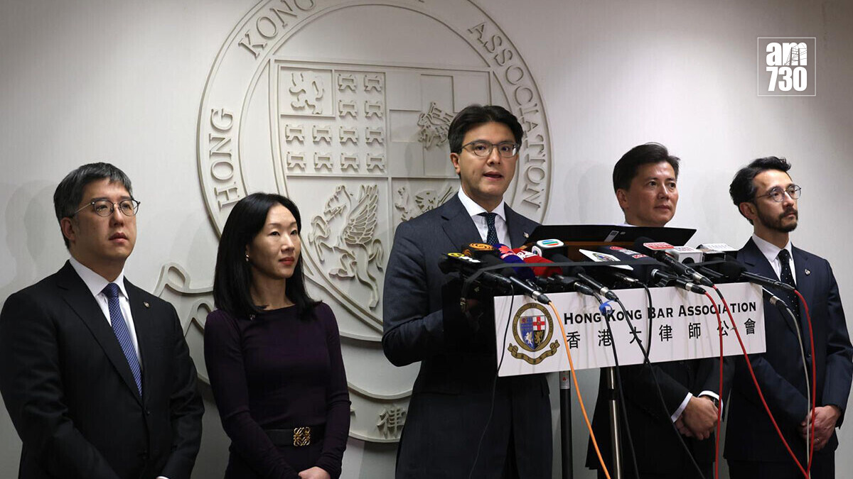 毛樂禮(中)與新一屆執委會的執事，在大會後見傳媒。(周令知攝)