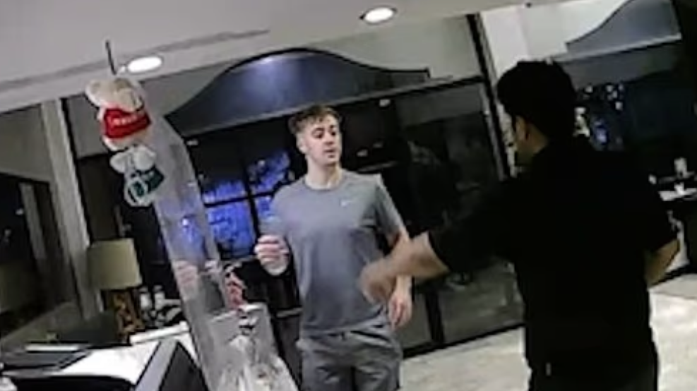 克肖自行離開醫院返回酒店，之後又再喝酒。(互聯網)