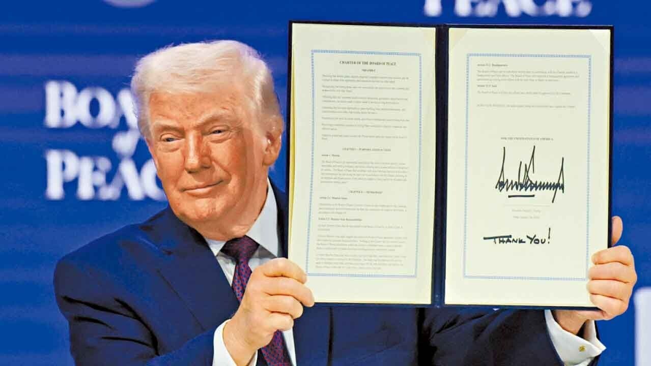 特朗普簽署和平委員會章程。(美聯社、路透社)