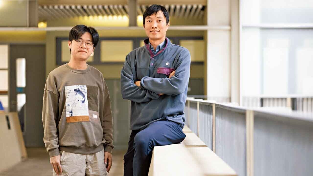 李灝(右)與Roy(左)的團隊正編製梅窩的「傳粉昆蟲名錄」。