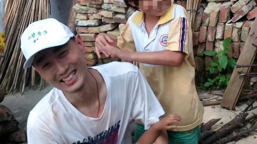 廣州市一間科技公司的32歲程式員近日被指在周末在家工作期間猝死，去世前屢次加班熬夜，即使在突發疾病昏迷送院搶救期間仍被拉進工作群，甚至在宣告死亡後8小時，其手機仍接到公司工作指示