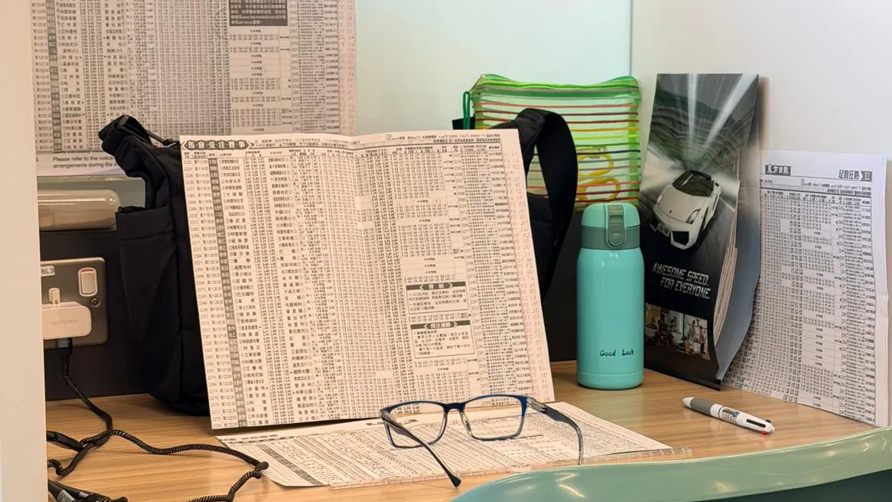 有網民使用自修室時，發現鄰檯有賭徒「擺陣」，放了多份波經「做功課」研究投注策略，引發熱議。(Threads)