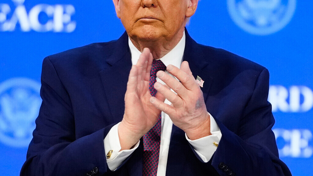 美國總統特朗普在瑞士達沃斯參加美國主導的加沙「和平委員會」簽約儀式上，左手手背被拍到出現新明顯瘀青(美聯社)