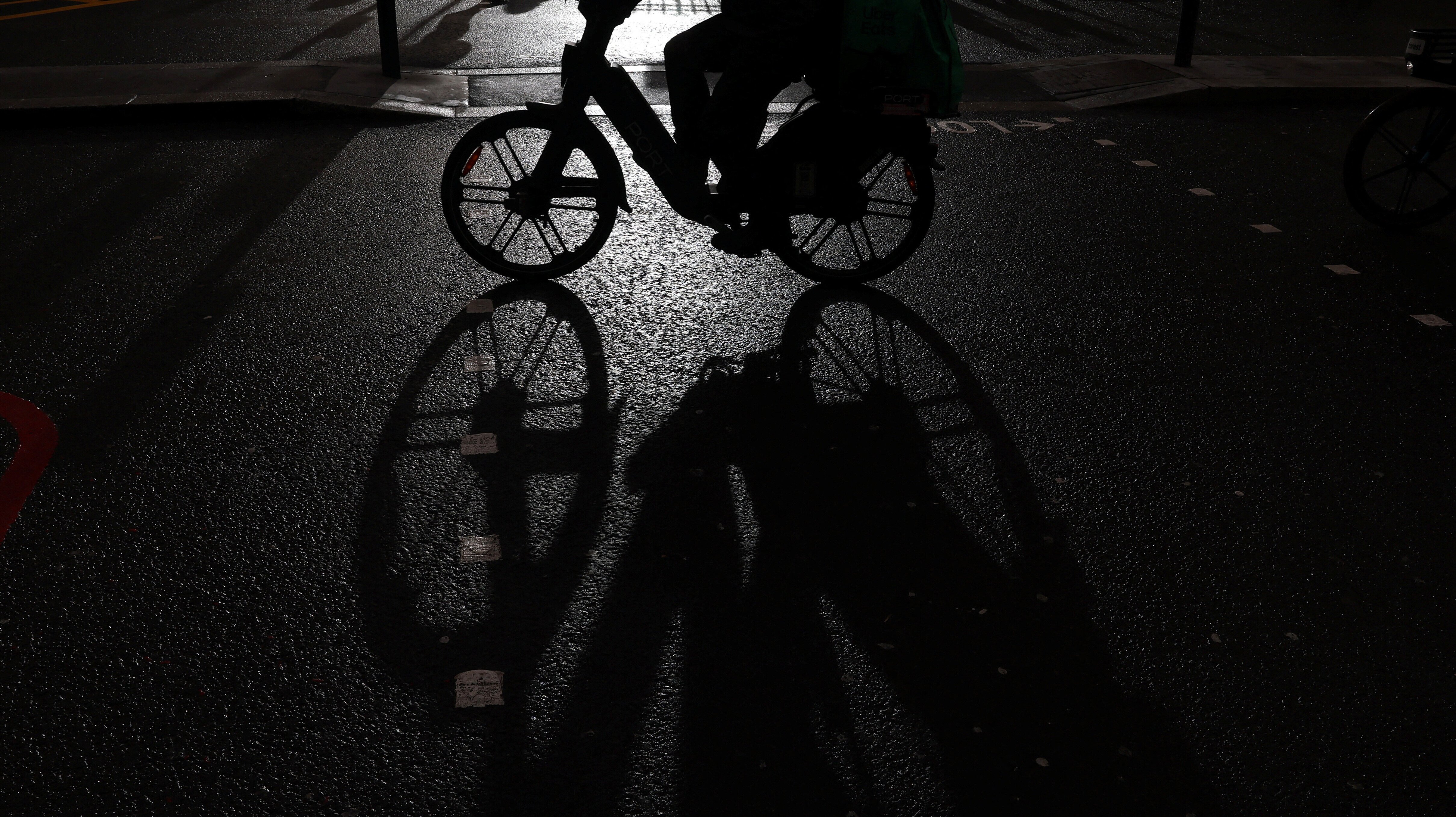 曼德爾曾在萬事達卡擔任高層，但現時兼職Uber Eats外賣員。(資料圖片/路透社)