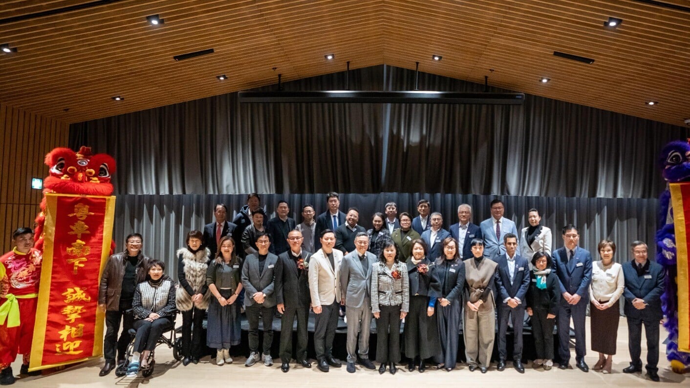 「粵車南下」賀滿月、迎新春活動今日（一月二十三日）舉行。圖示運輸及物流局局長陳美寶（前排中）、運輸署署長李頌恩（前排右八）、香港機場管理局機場運行執行總監姚兆聰（前排左六）和業界代表在活動合照。