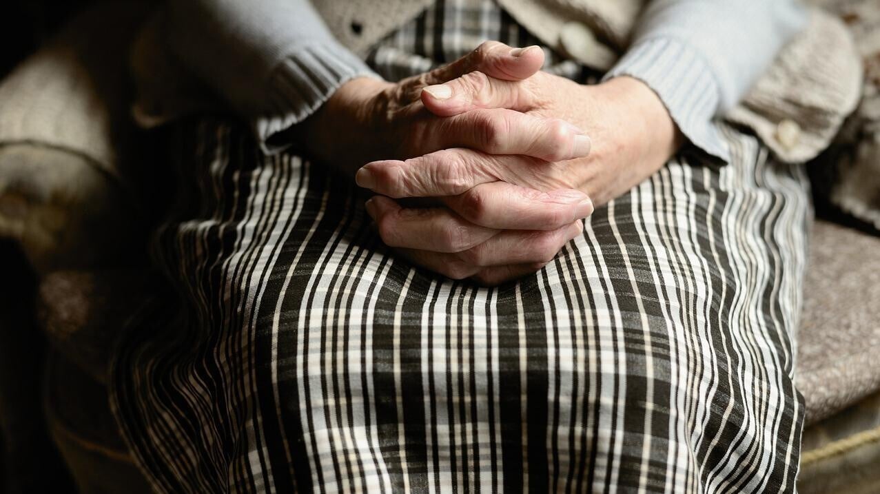 美國一名婦人涉嫌囚禁雙胞胎兒子長達10年。（示意圖／PIXABAY）