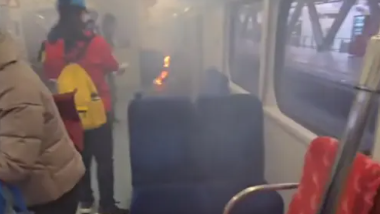 去年11月，台鐵車廂突竄出濃煙及火光，及後證是行動電源自燃。（Threads）