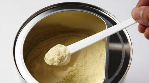 雀巢多個批次的「能恩」和「惠氏」嬰幼兒配方奶粉，疑因原材料受蠟樣芽孢桿菌污染，在全球多地包括歐洲及本港進行預防性回收(資料圖片)