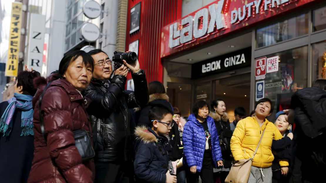 2025年12月全國百貨店的中國遊客到訪人數和免稅商品銷售額，按年同同樣減少約4成（路透社資料圖片）