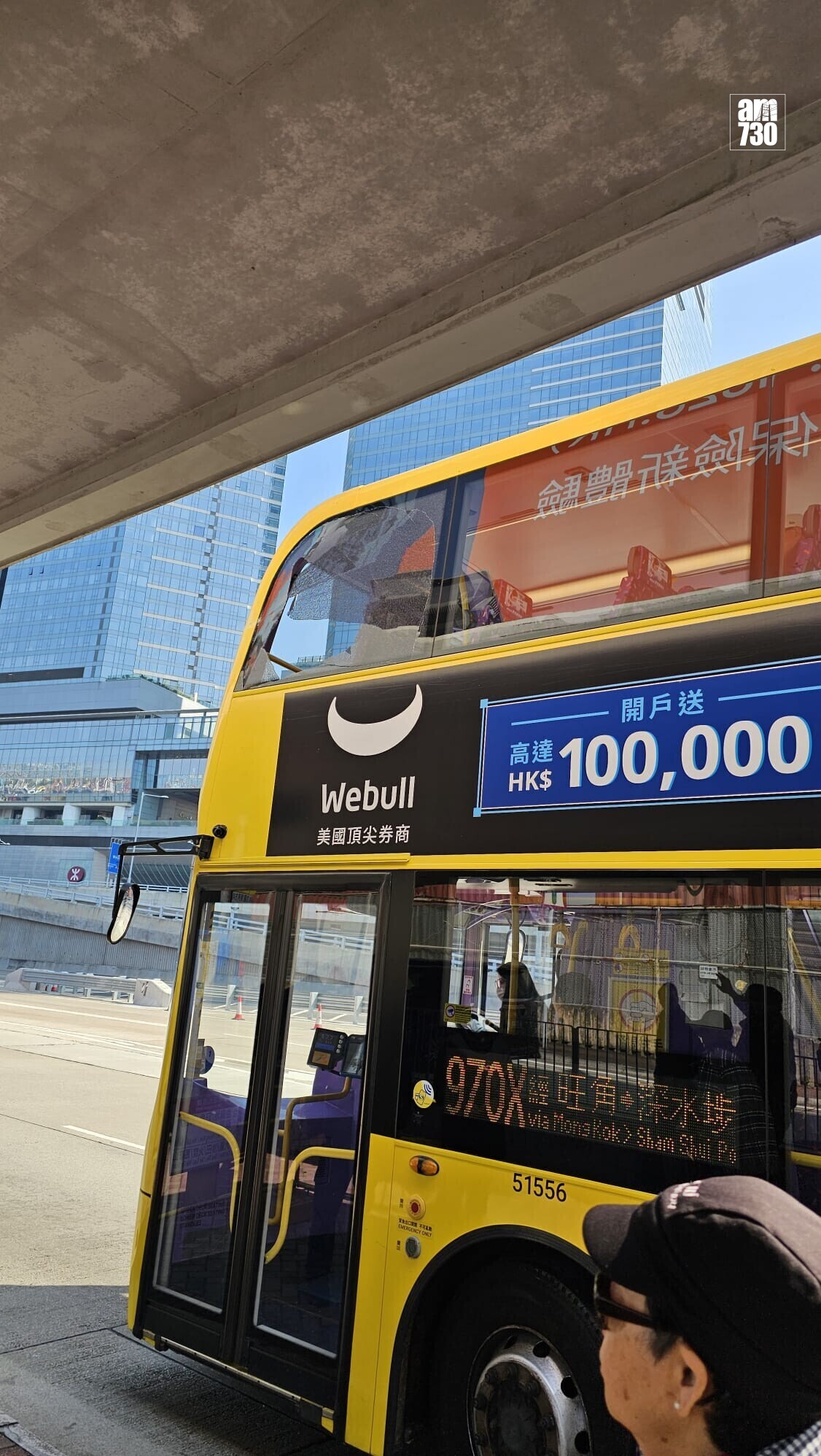 一輛路線970X城巴於西區海底隧道往九龍方向的轉車站埋站時，上層左側最前的一塊車窗玻璃突爆裂。(am730記者攝)
