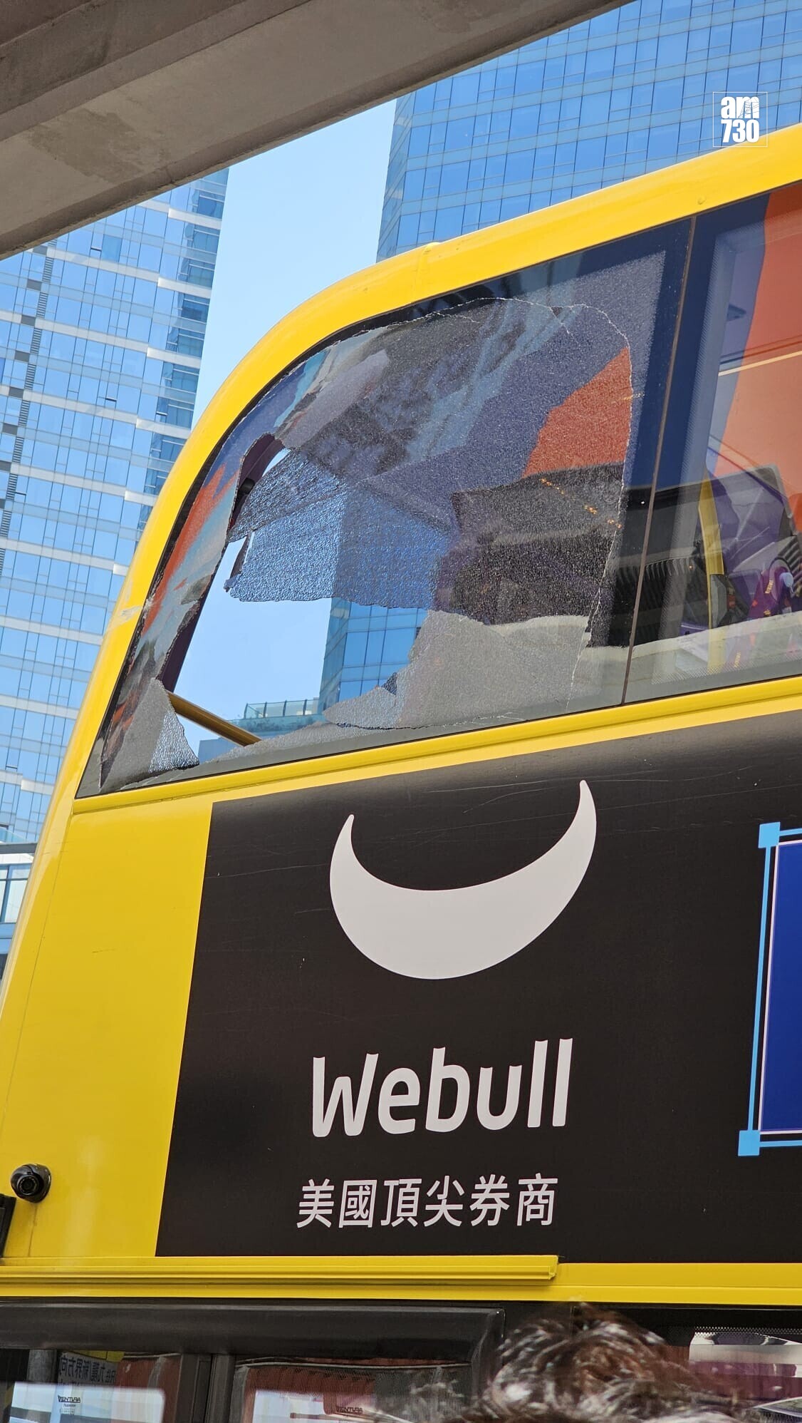 一輛路線970X城巴於西區海底隧道往九龍方向的轉車站埋站時，上層左側最前的一塊車窗玻璃突爆裂。(am730記者攝)