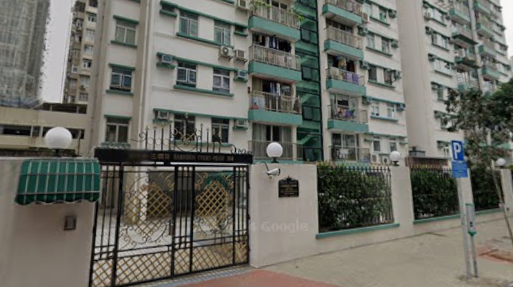 警方接獲何文田文運道7號恒信園三期保安報案，指有掃把從高處墮下，擊中一名姓郭82歲女子的頭部。(GoogleMap資料圖片)