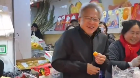 Nvidia黃仁勳突現身上海街市食生果。(互聯網)