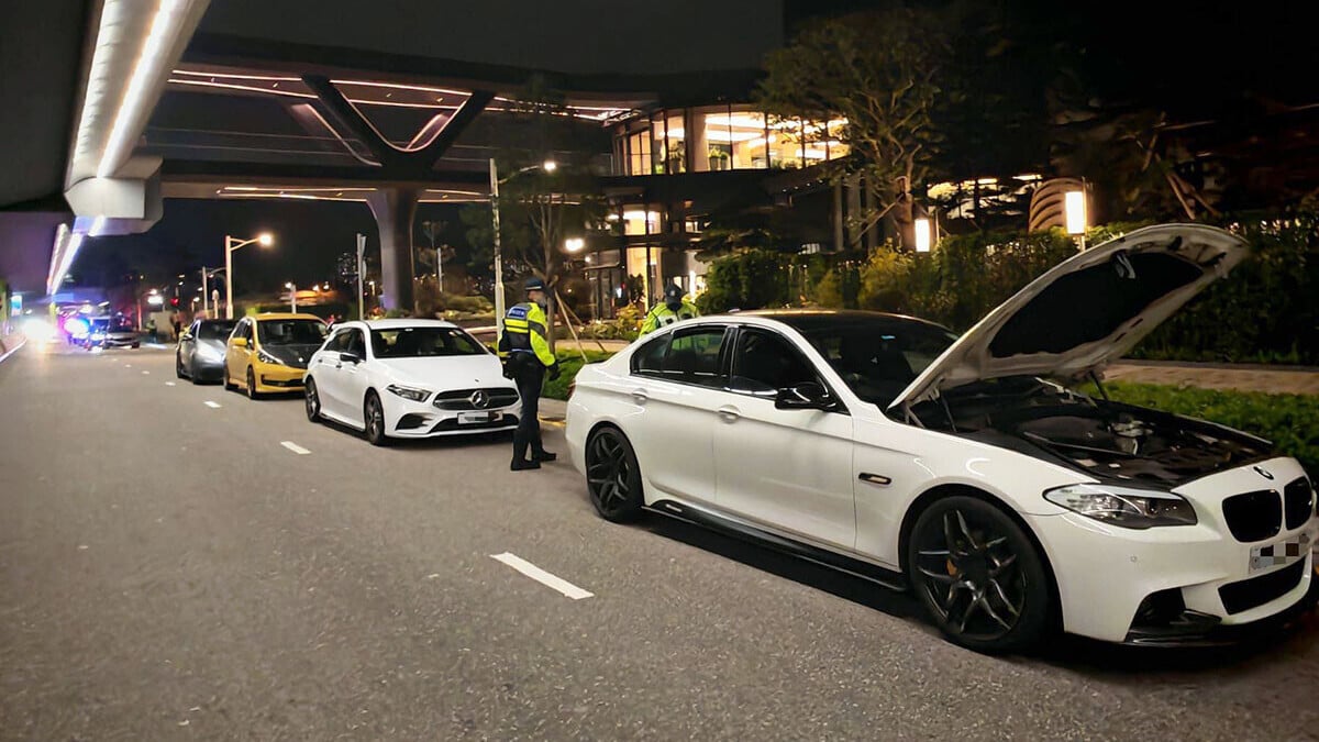 警方在啟德郵輪碼頭出動無人機和設置路障，打擊非法改裝車輛及非法賽車。(警方提供)