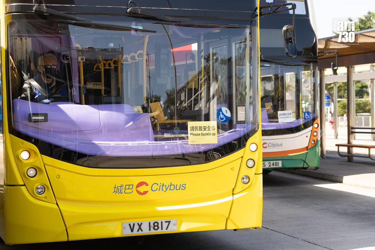 即日起香港巴士座位如果有安全帶，乘客必須佩戴。(蘇文傑攝)