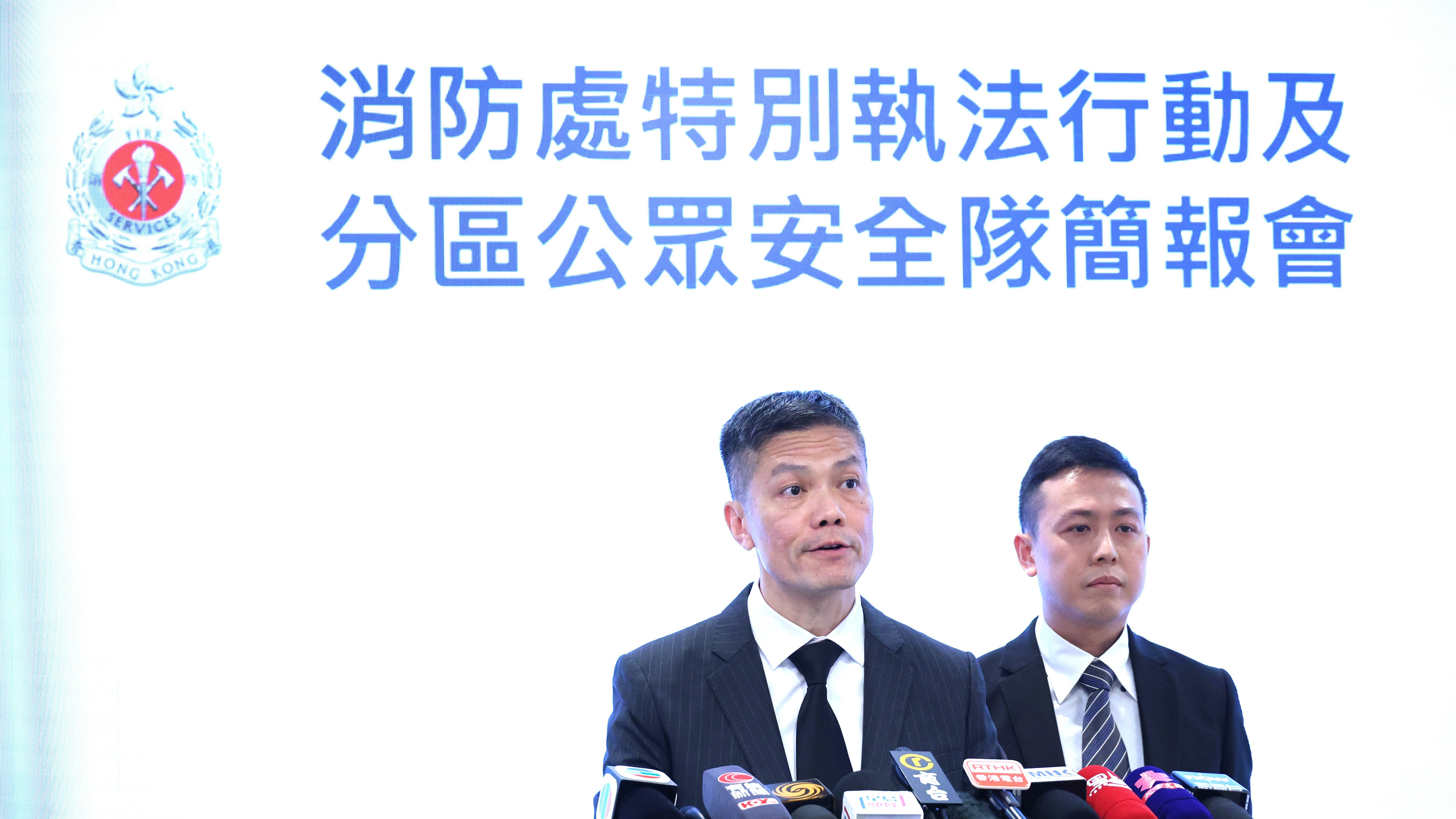 黎健武(左)與馮景楠簡介巡查情況。(羅錦鴻攝)