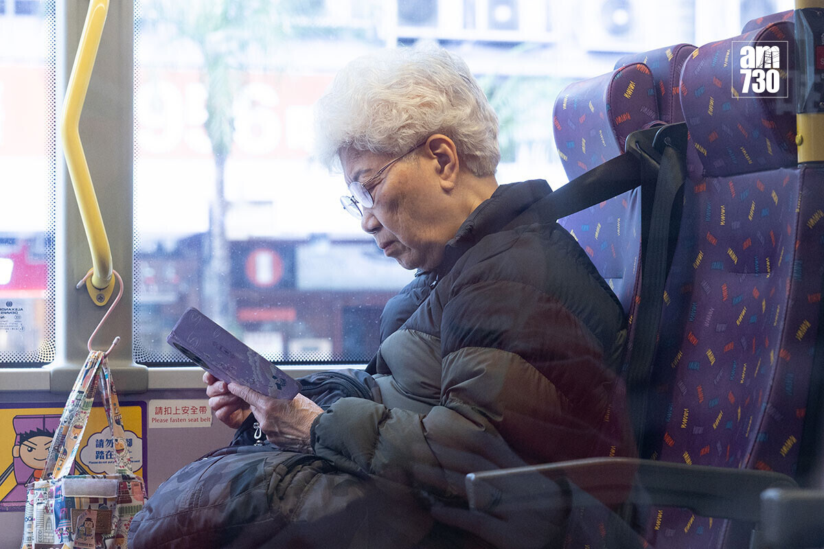 強制佩戴安全帶法例生效首日，不少巴士乘客均有按要求佩戴。(資料圖片／蘇文傑攝)