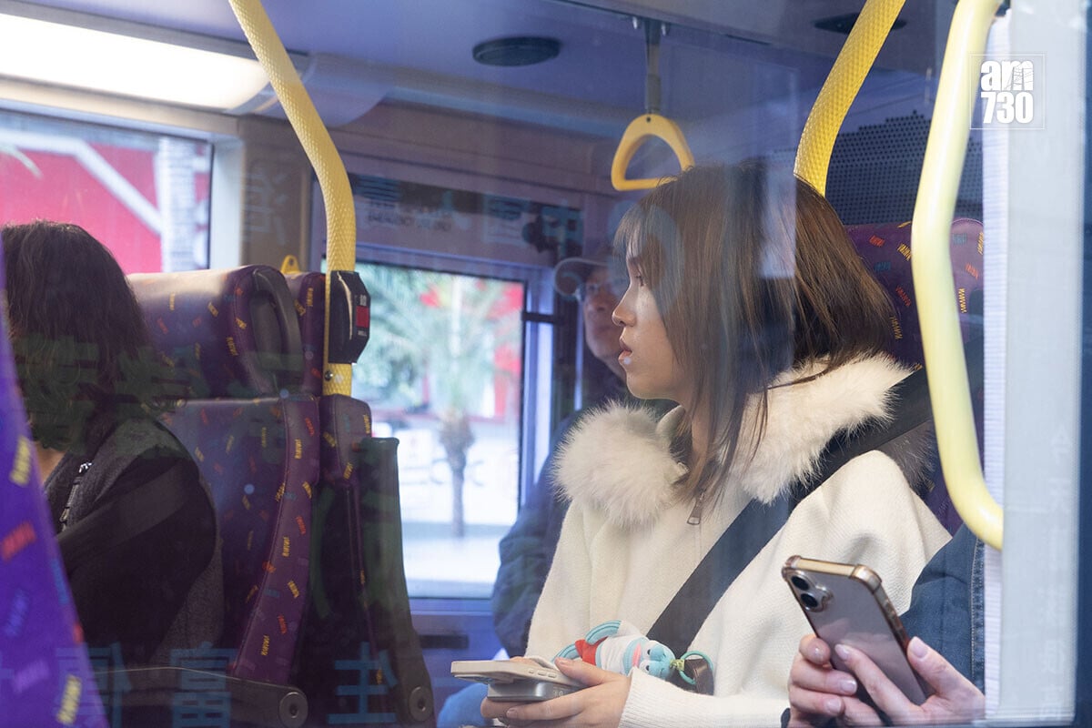 強制佩戴安全帶法例生效首日，不少巴士乘客均有按要求佩戴。(蘇文傑攝)