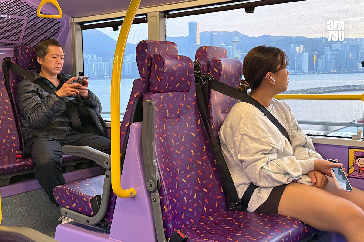 強制佩戴安全帶法例生效首日，不少巴士乘客均有按要求佩戴。(蘇文傑攝)