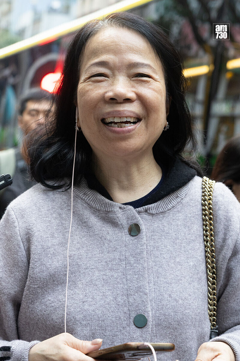 強制佩戴安全帶法例即日起生效，陳女士坦言「都沒有辦法，一定要這樣，當然是不喜歡」。(蘇文傑攝)