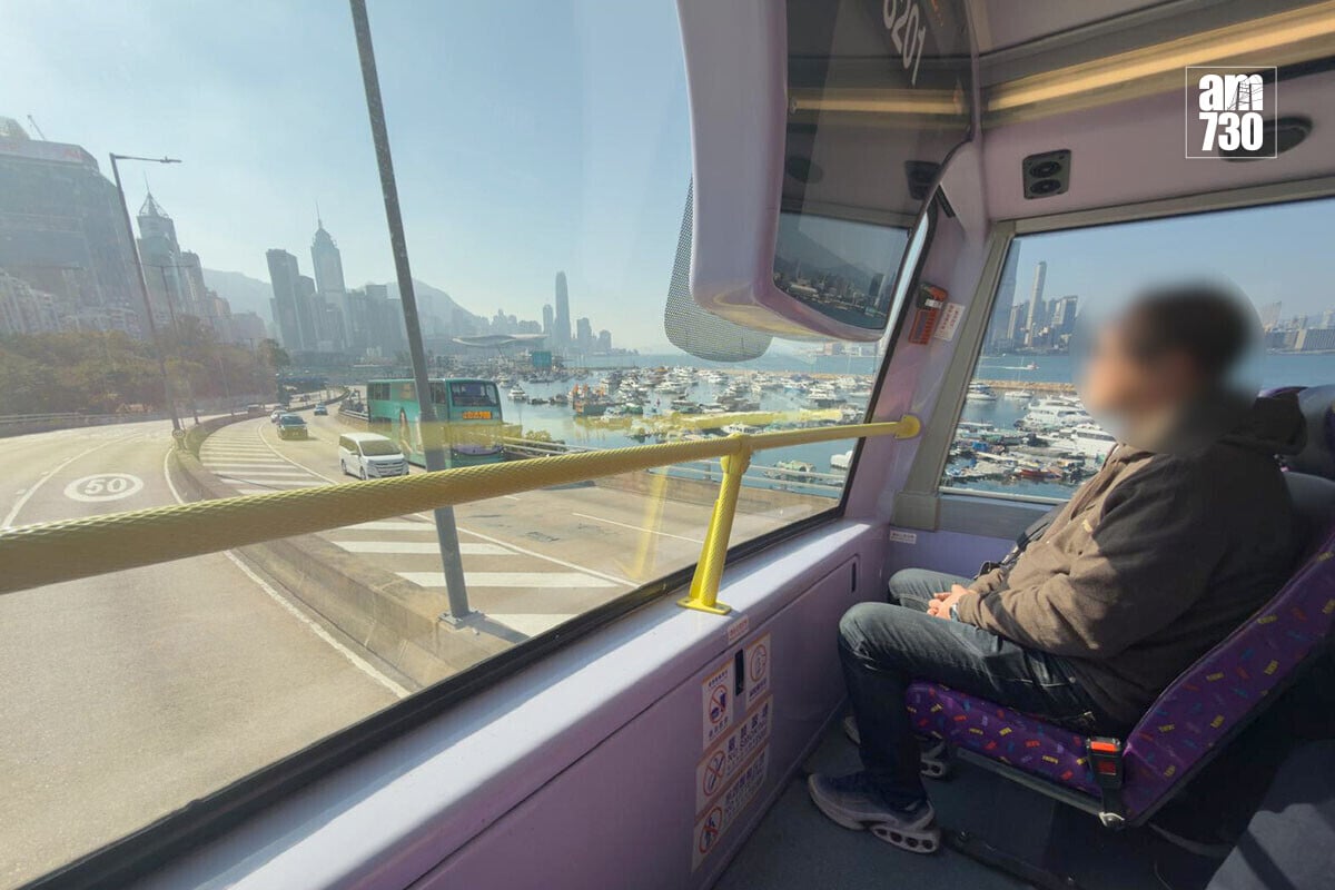 強制佩戴安全帶法例即日起生效，部分巴士乘客即使座位有安全帶都未有佩戴。(資料圖片／蘇文傑攝)